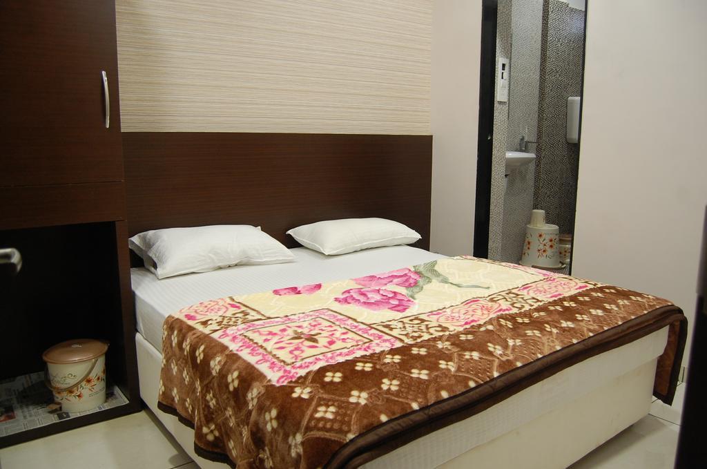 Hotel Poonam Palace Ujaim Quarto foto