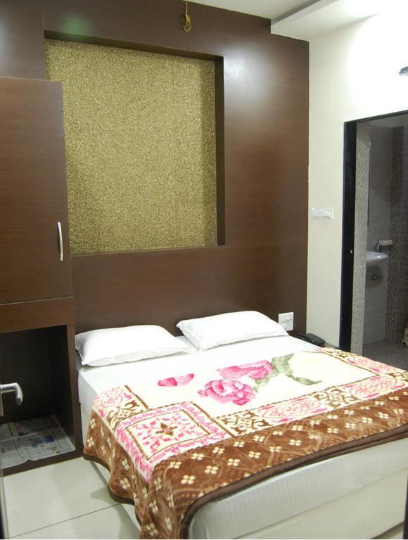 Hotel Poonam Palace Ujaim Quarto foto