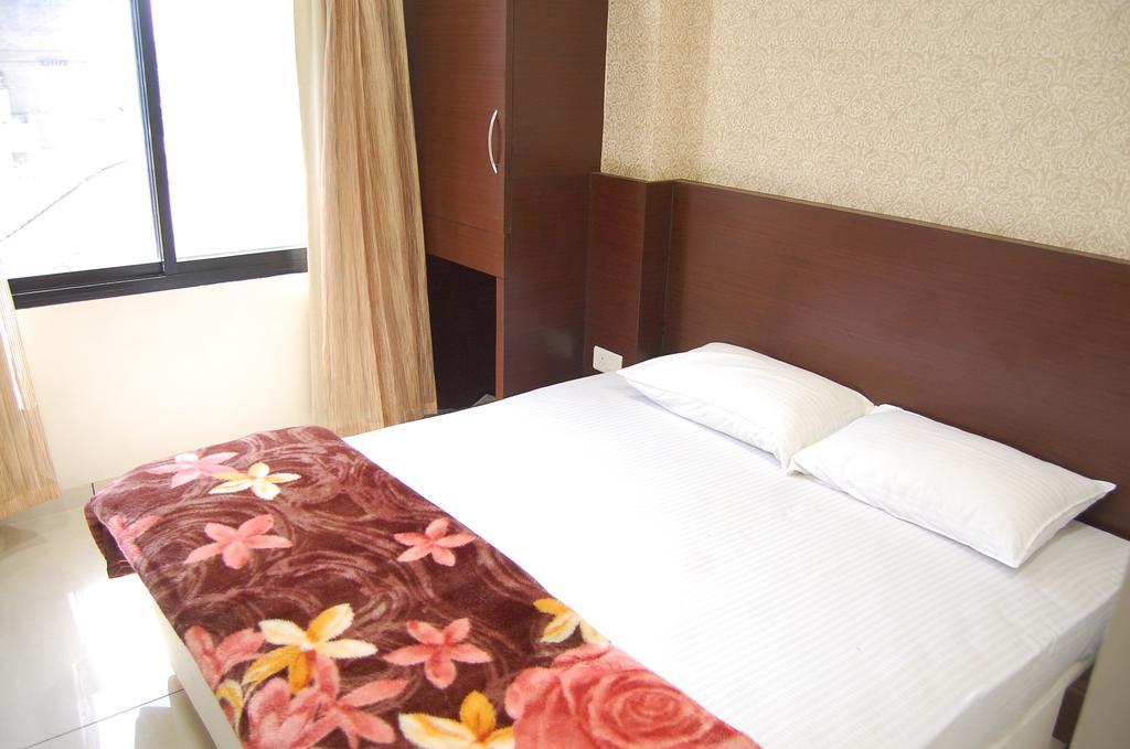 Hotel Poonam Palace Ujaim Quarto foto