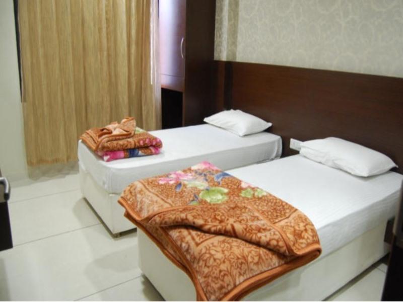 Hotel Poonam Palace Ujaim Exterior foto
