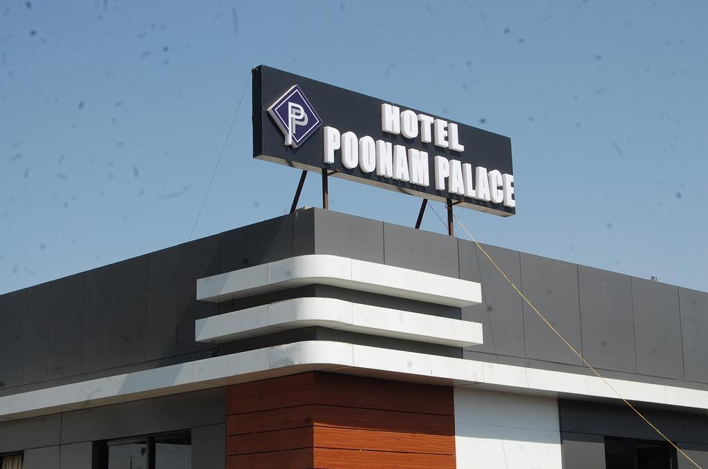Hotel Poonam Palace Ujaim Exterior foto