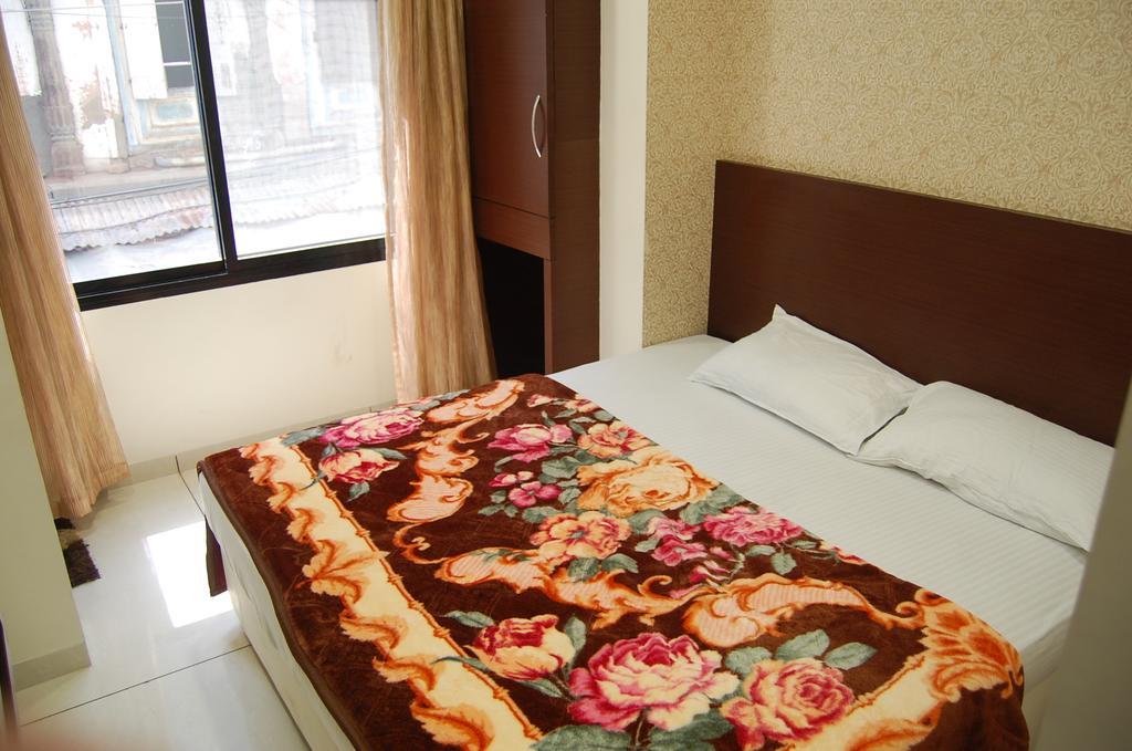 Hotel Poonam Palace Ujaim Exterior foto